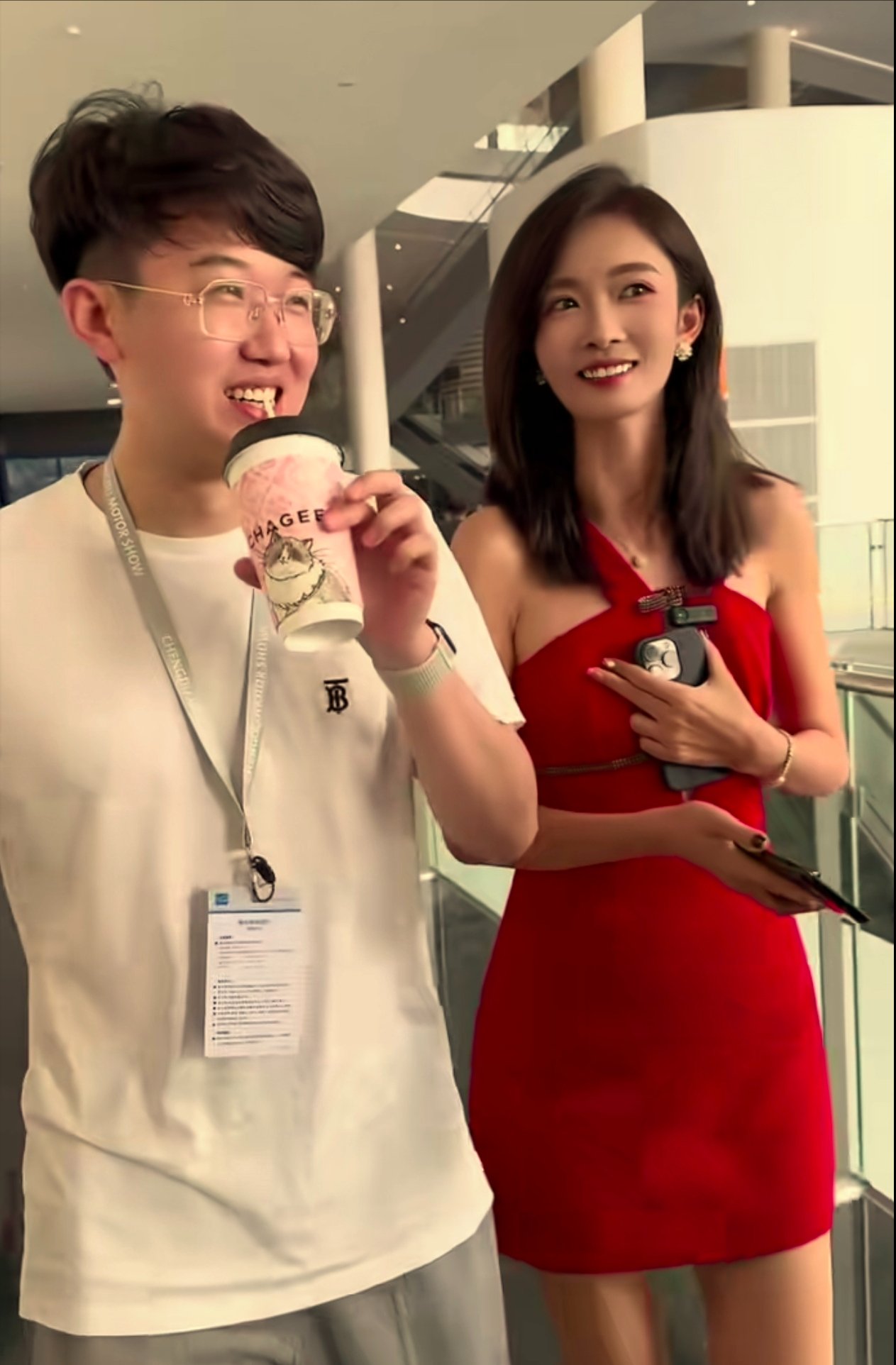 "最美车模"苏宁回应婚变!直播承认分居,公婆世界游玩不管不顾