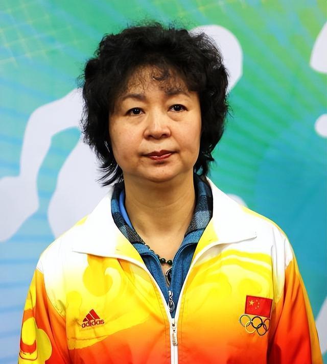 她是我国女乒一姐,烟酒不离身却拿59块金牌,被二婚老公宠成公主