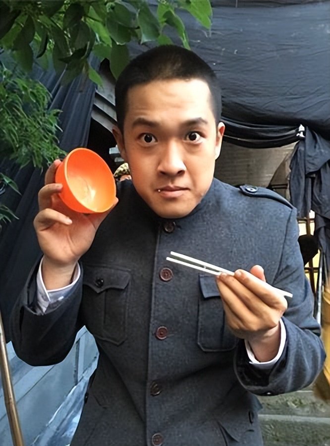 张丰毅36岁儿子张博宇罕露面,长发大腹便便,模样大变难认出!