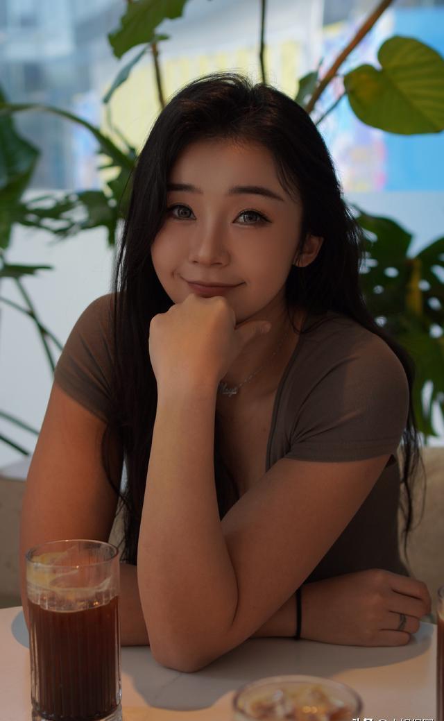 张曼源:nba战地记者,就是说这身材,能有几个顶住的
