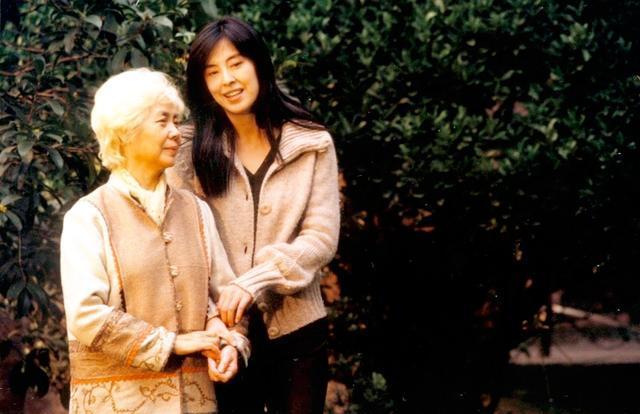 郑振瑶:68岁再夺"金鸡"影后,丈夫病逝后她在悲痛中坚强