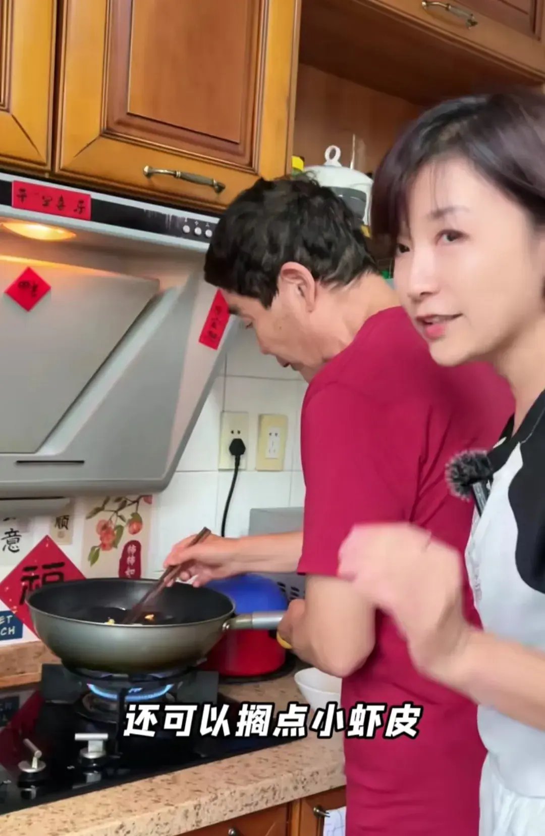 42岁演员代乐乐回娘家烹饪美食,父亲罕露面,儿子不慎打翻面粉
