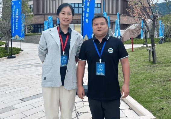 龙清泉一家近照,官至高位,34岁发福明显,高半头妻子很漂亮