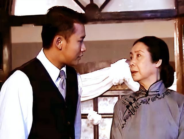 郑振瑶:68岁再夺"金鸡"影后,丈夫病逝后她在悲痛中坚强