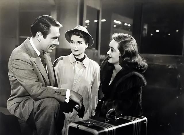 电影《彗星美人》中的色彩运用和视觉符号对故事叙事的影响