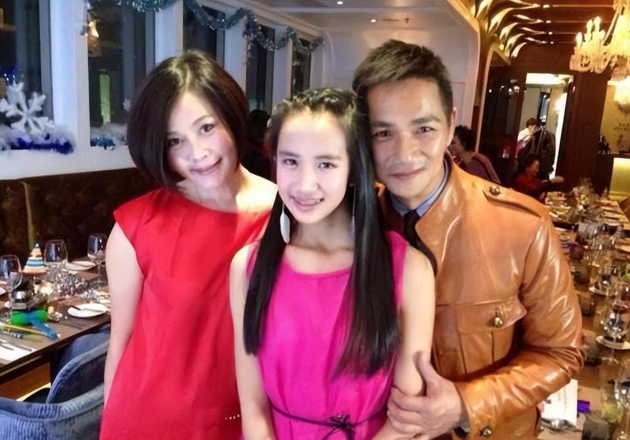 骆达华和妻子在英国出席女儿毕业典礼,感慨不断,女儿美貌出众