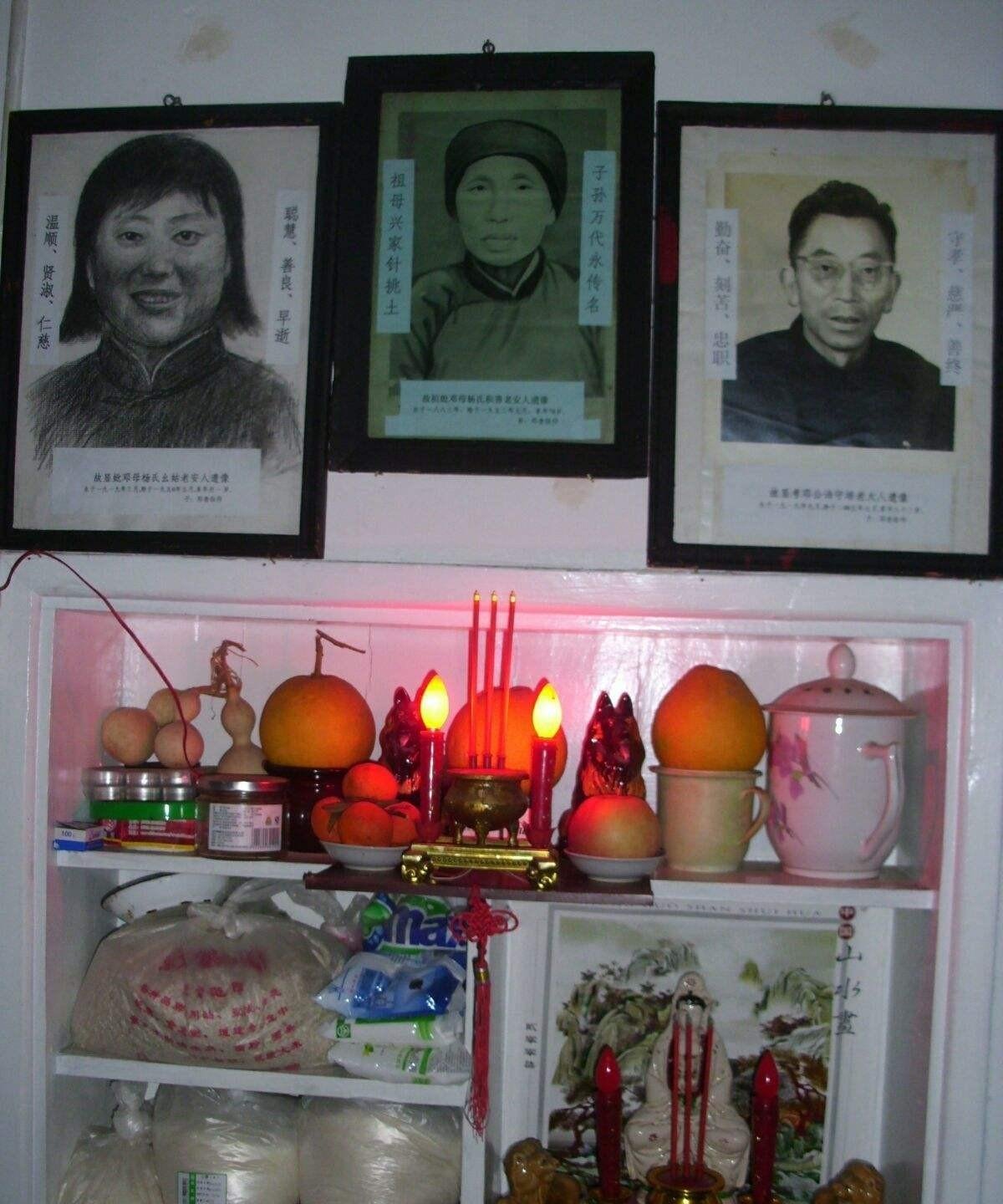 老人下葬后,遗像该烧还是留存?务必妥善处理,怎样做才恰当呢?