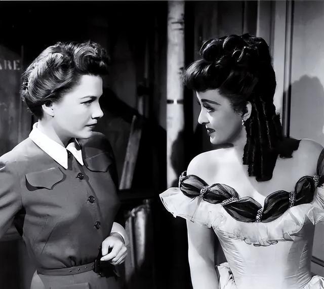 电影《彗星美人》中的色彩运用和视觉符号对故事叙事的影响