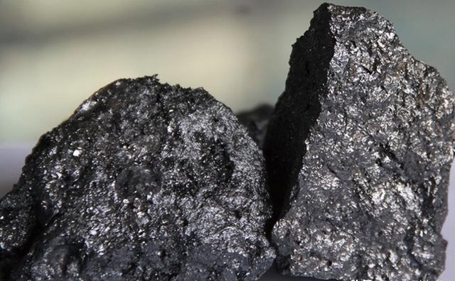 碳化硼在不同的高压下,晶体结构和晶胞参数是如何变化的?