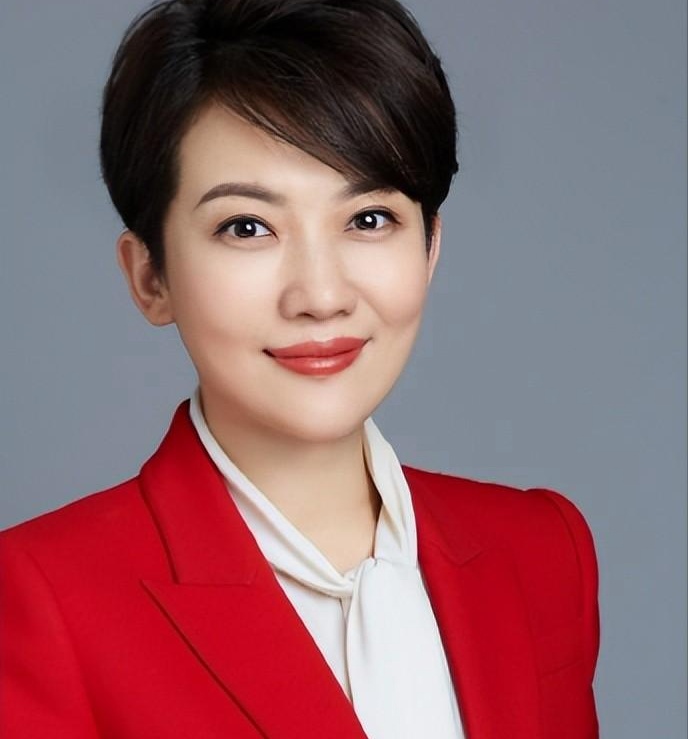 央视美女主持王端端:嫁同行甜言蜜语,直播落泪引质疑风暴