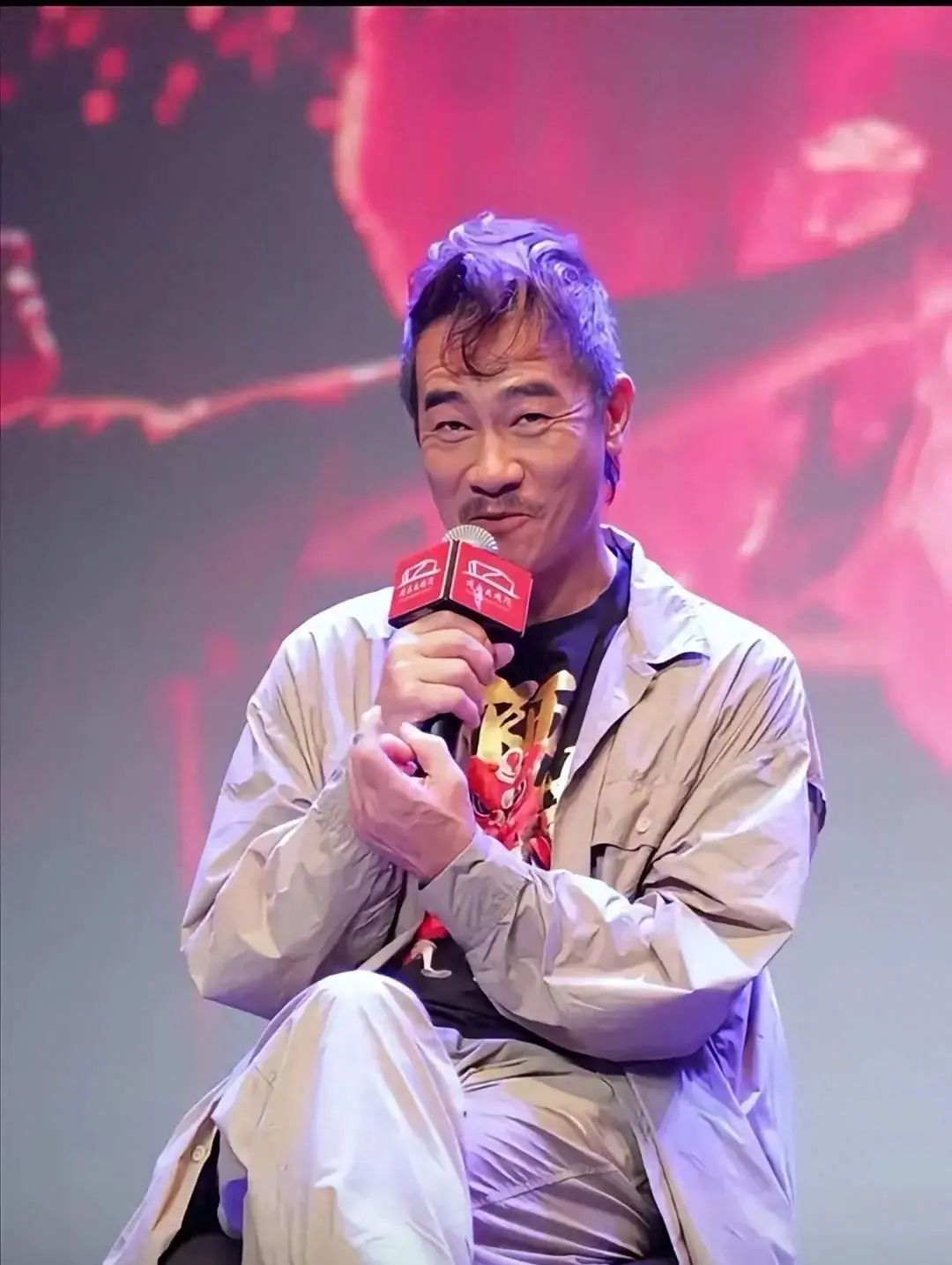 陈小春近照曝光,本人皱纹明显好似小老头,57岁和老婆差距大