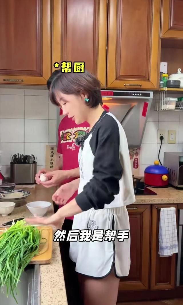 42岁演员代乐乐回娘家做韭菜盒子,父亲罕露面,儿子不慎打翻面粉