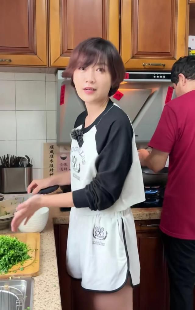 42岁演员代乐乐回娘家做韭菜盒子,父亲罕露面,儿子不慎打翻面粉