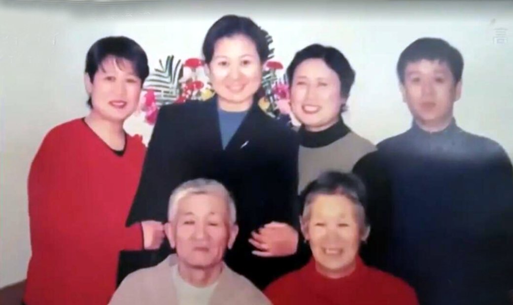 34年前,二人同上春晚,现在赵本山成了老板,那么黄晓娟哪去了?