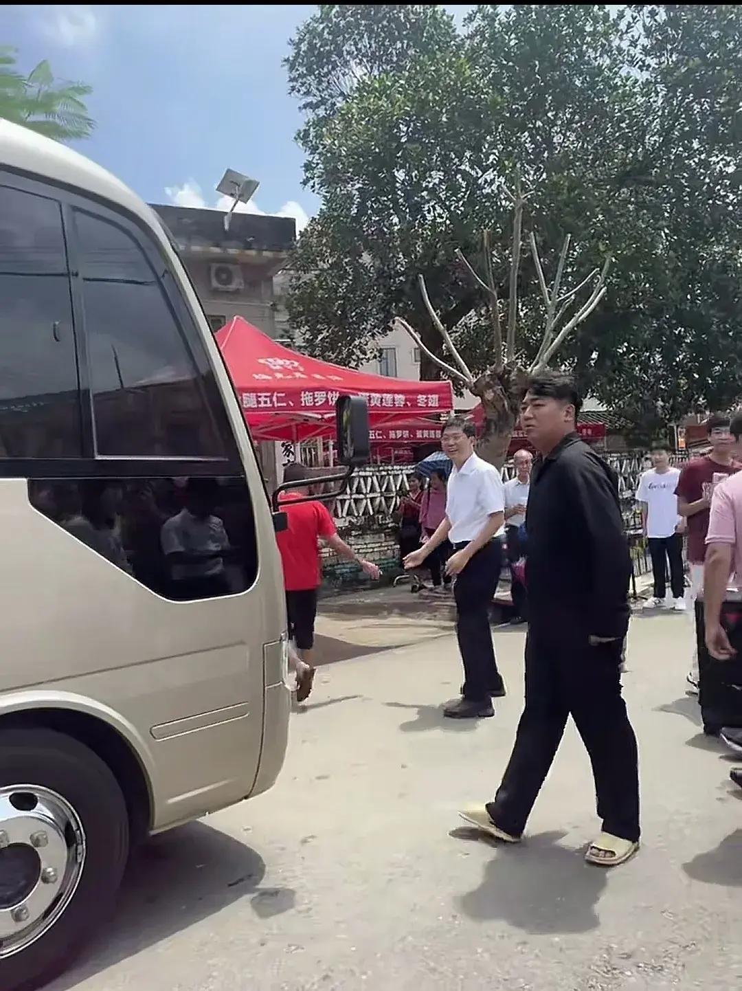 全红婵回老家家人热情迎接