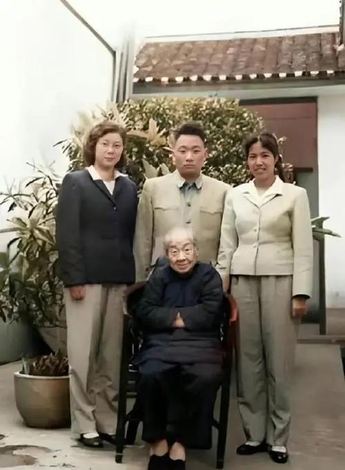 90年代,刘思齐和丈夫杨茂之,以及4个儿女,一张罕见的全家福!