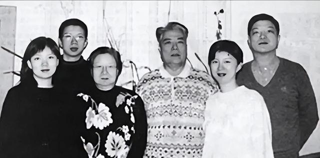 90年代,刘思齐和丈夫杨茂之,以及4个儿女,一张罕见的全家福!