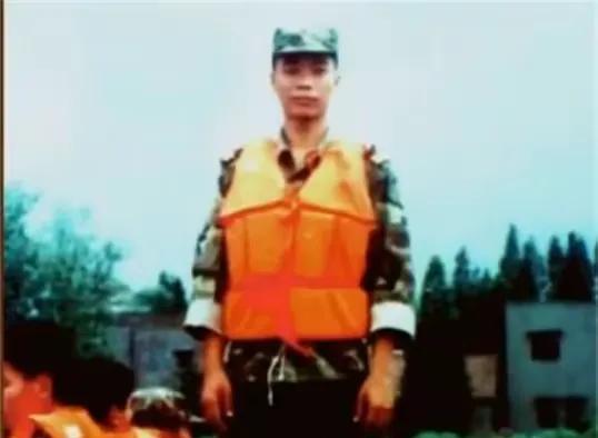 98年李向群牺牲后:父亲穿他的军装上前线,母亲在后方为战士做饭