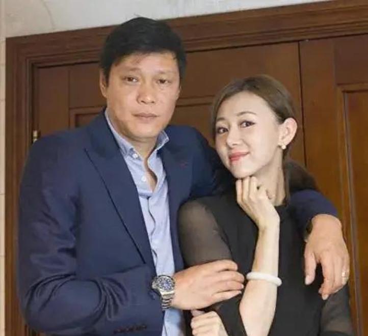 范志毅多位夫人,颜值高,职业多样