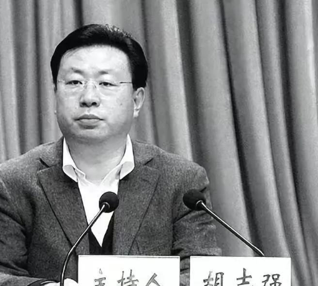 一顿饭花十几万,花2亿供奉翡翠玉佛,胡志强的贪超乎想象!