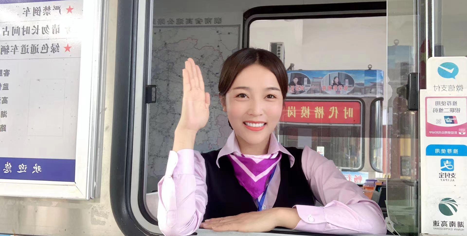 彭莉琴:高速收费员爆红后仍坚守岗位,粉丝一天经过4次只为见她