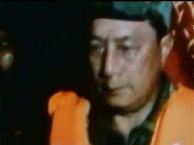 98年李向群牺牲后:父亲穿他的军装上前线,母亲在后方为战士做饭