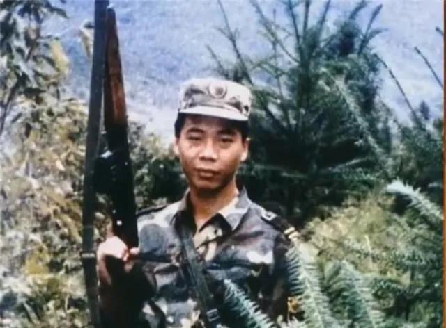 98年李向群牺牲后:父亲穿他的军装上前线,母亲在后方为战士做饭