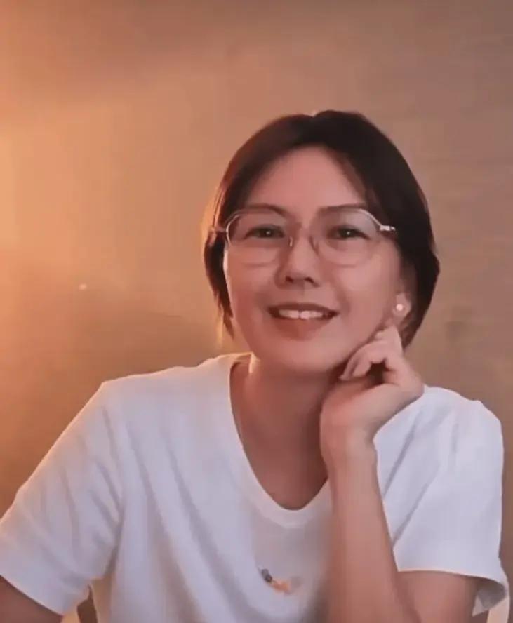 孙燕姿素颜现身儿子学校义工活动,网友:她为何如此接地气?