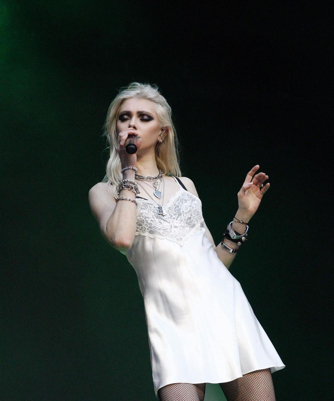 摩森时装秀大胆亮相:童星到乐队主唱,她的戏外人生同样惊艳