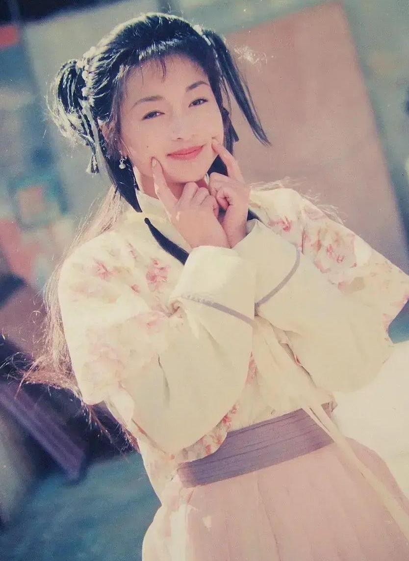 超甜港姐李绮红宣布复出,脸上的细纹再添韵味,重回夕日风光