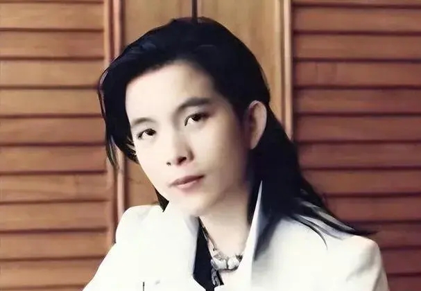 潘美辰现身香港铜锣湾街头,发型一直没变很有辨识度,但市民无视