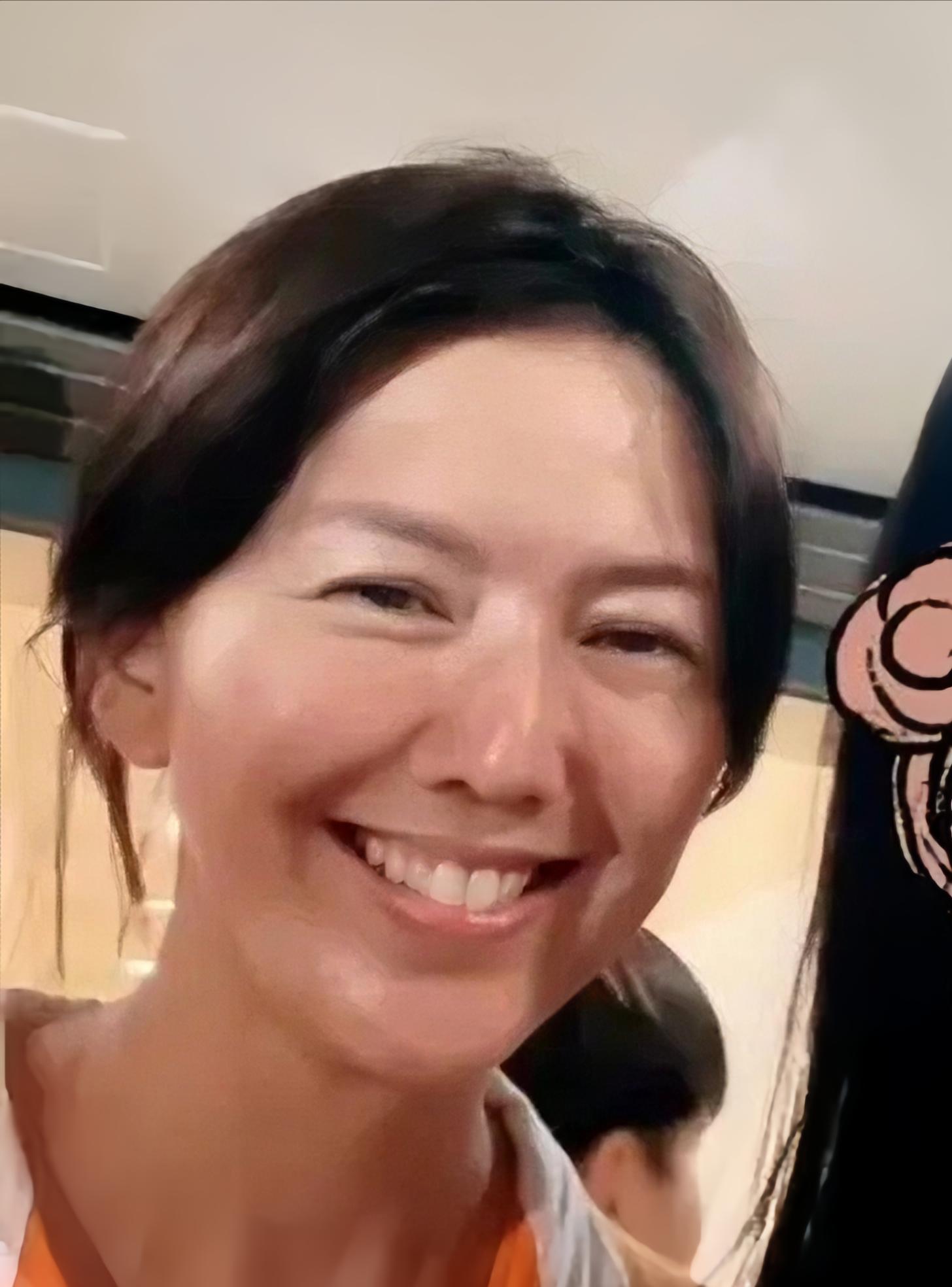 46岁孙燕姿在儿子学校当义工,搬音响打扫卫生,素颜照被嘲像老姨