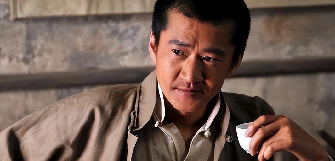 李嘉明婚礼引发争议:出发前拜遗像,占道堵车,评论区热议