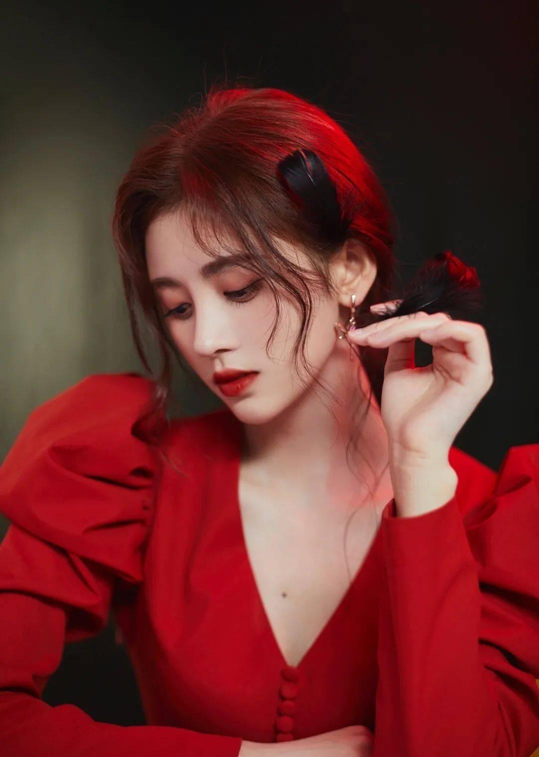 鞠婧祎线下照,三十如青春少女,五五分身材展现独特魅力