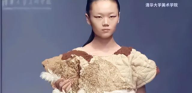 清华美院又出"幺蛾子",眯眯眼模特搭配满脸雀斑,属实是没眼看