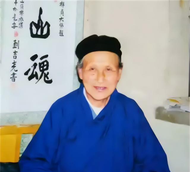 商人找华山女道长曹祥真买药方,曹:我看病不要钱,你们要收钱的