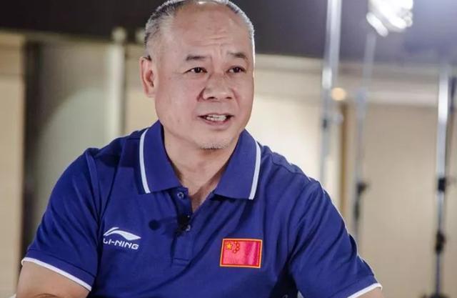 李经纬葬礼上,年近50的李宁:李先生不仅是老板,更像是我的父亲