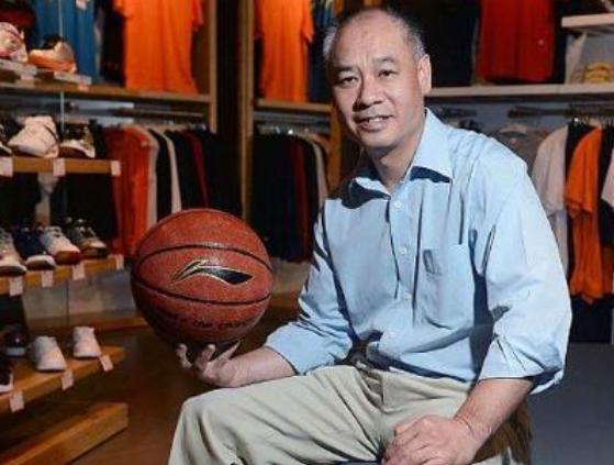 李经纬葬礼上,年近50的李宁:李先生不仅是老板,更像是我的父亲