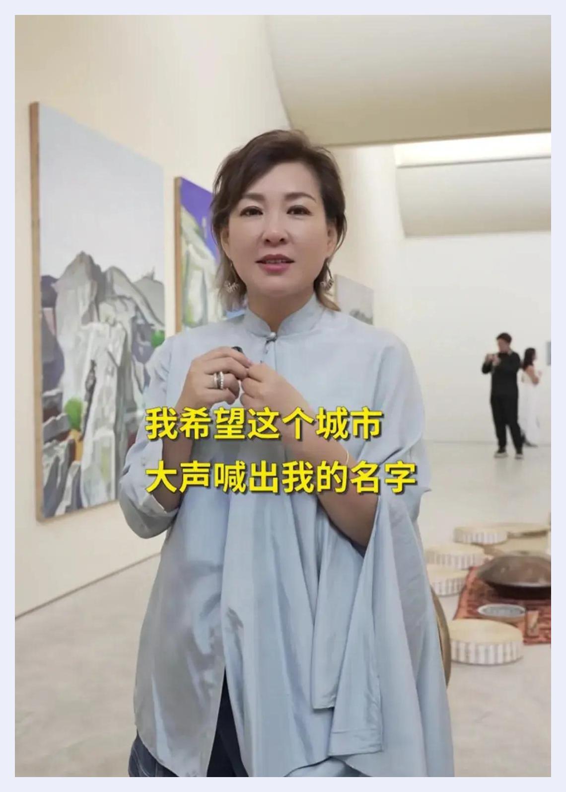 53岁戴军与54岁李静罕见合体现身上海外滩戴军高兴得手舞足蹈