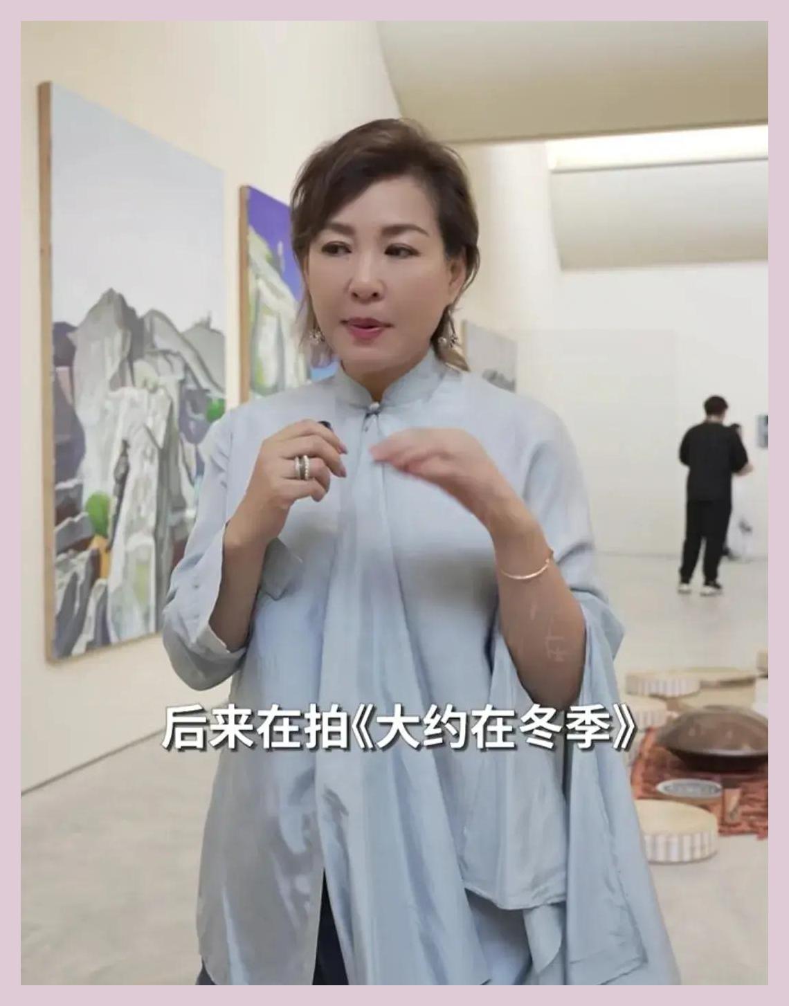 53岁戴军与54岁李静罕见合体现身上海外滩戴军高兴得手舞足蹈