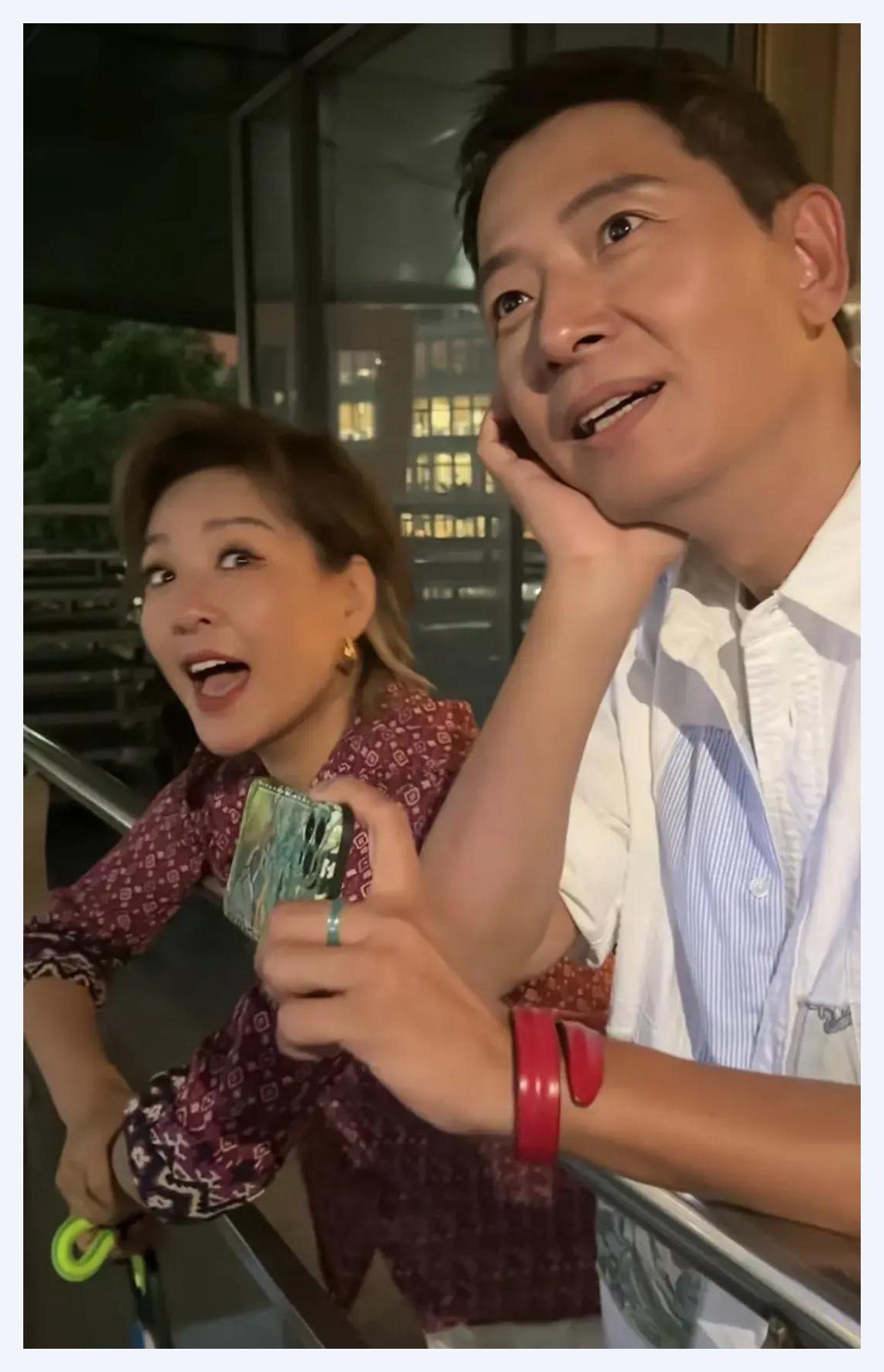 53岁戴军与54岁李静罕见合体现身上海外滩戴军高兴得手舞足蹈