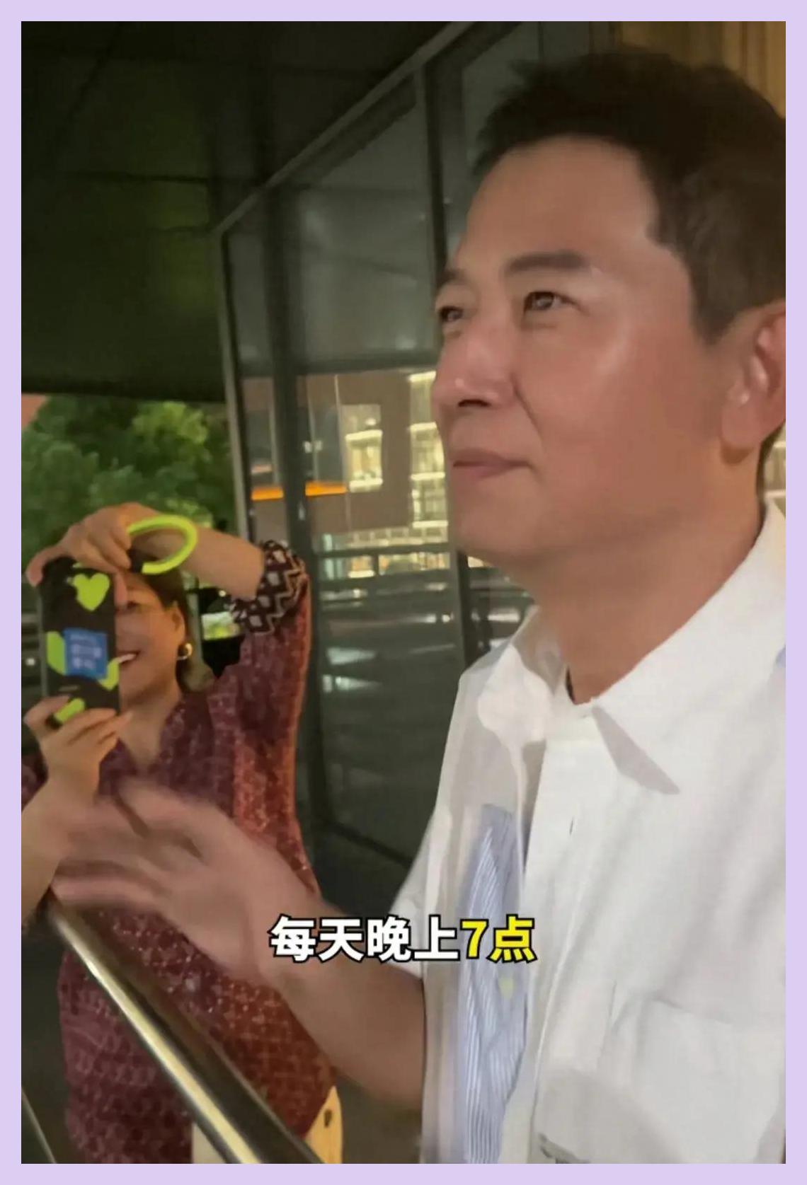 53岁戴军与54岁李静罕见合体现身上海外滩戴军高兴得手舞足蹈