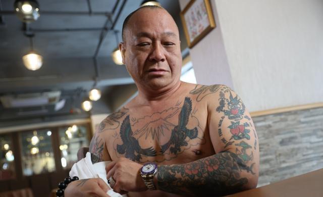 港星吴志雄湖南酒吧商演!唱4首歌13万,开口"古惑仔"惹争议