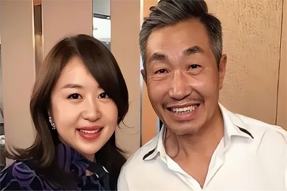 与妻子从小相识,结婚数十年无绯闻,女儿的优秀令杜源感到骄傲