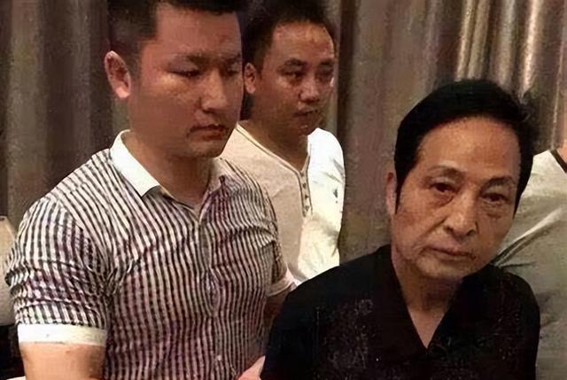 大师王林为一线明星"床上开光"让她们洗干净身体,在身上画符