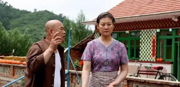 黄晓娟与圈外丈夫携手37年,儿子军校毕业成骄傲之光