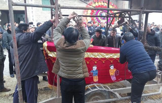 农村下葬3大忌:棺抬不动,动土有蛇,还有一个你知道吗?
