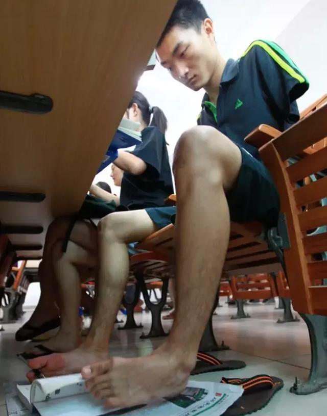 无臂学霸杨孟衡:6岁失去双臂,用脚写字考状元,26岁上剑桥硕士