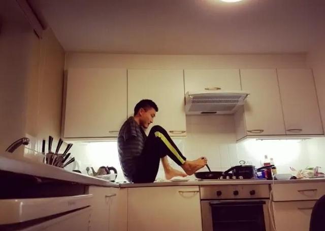 无臂学霸杨孟衡:6岁失去双臂,用脚写字考状元,26岁上剑桥硕士