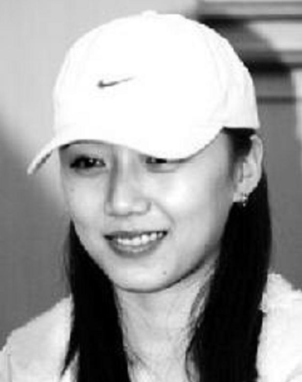 刘莎:放弃舞蹈从影,22岁嫁44岁吴若甫生一女,一家三口其乐融融